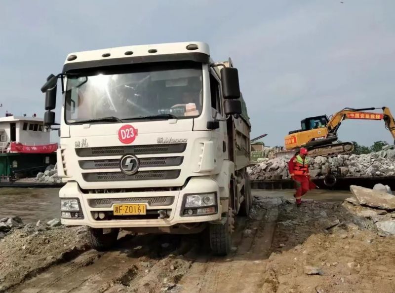 【深夜集結】省地建集團百余輛車3000噸碎石料馳援華容防汛救災一線
